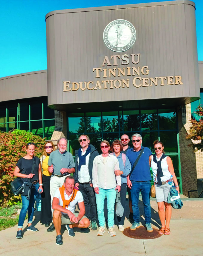 Die Reisegruppe vor der Andrew Taylor Still University (ATSU)